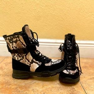 Snake print size 9 women string up Boots black suede material